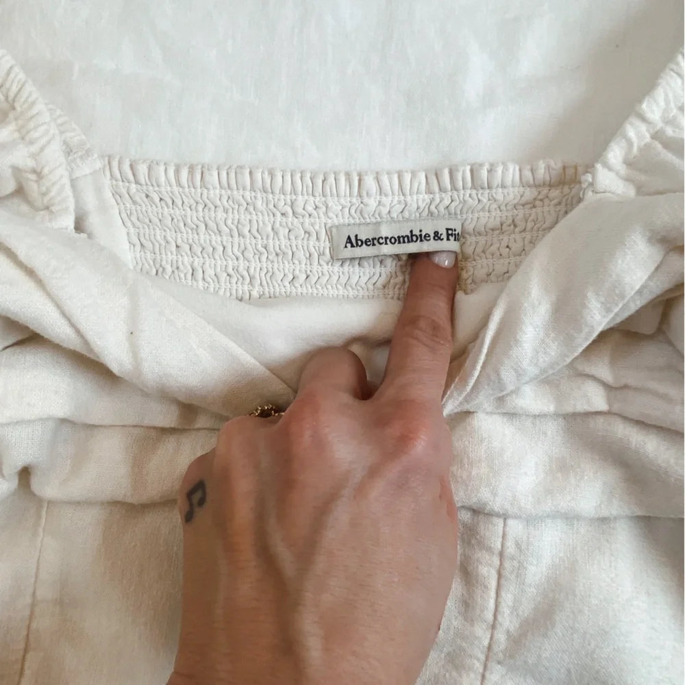 Abercrombie & Fitch Cream Linen Blend Smocked Puff Sleeve Top‎